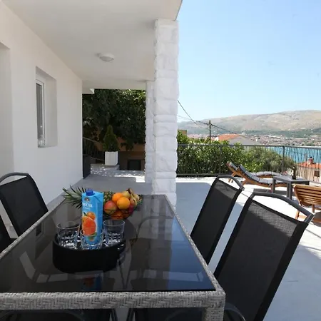 With Terrace And Sea View - Lucic شقة *