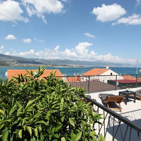 With Terrace And Sea View - Lucic شقة *
