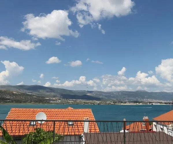 With Terrace And Sea View - Lucic * Τρογκίρ
