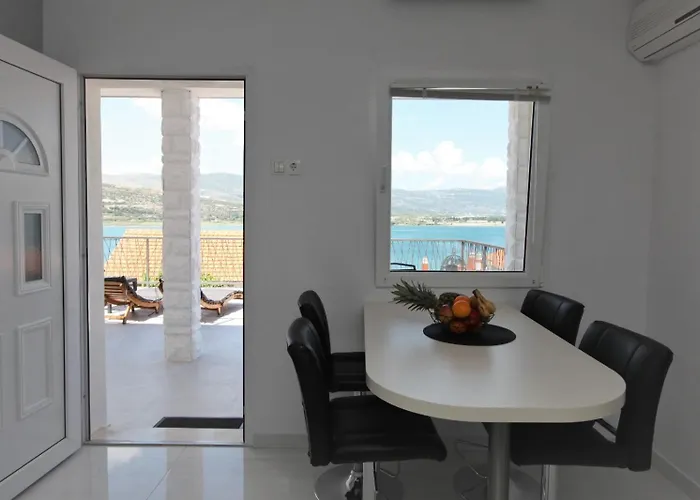 With Terrace And Sea View - Lucic * Τρογκίρ