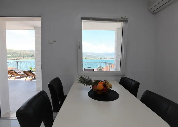 With Terrace And Sea View - Lucic * Τρογκίρ