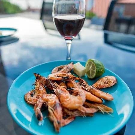 公寓 With Terrace And Sea View - Lucic *