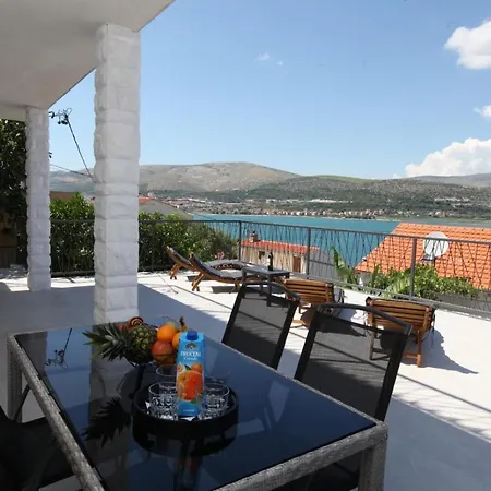 公寓 With Terrace And Sea View - Lucic *