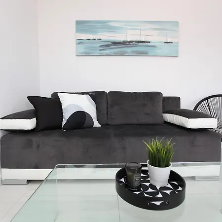 With Terrace And Sea View - Lucic Apartamento