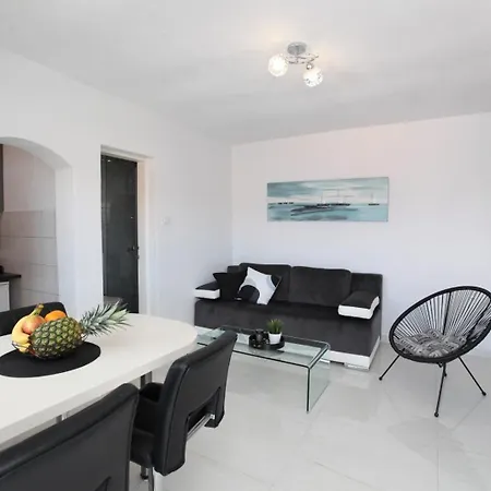 Apartament With Terrace And Sea View - Lucic