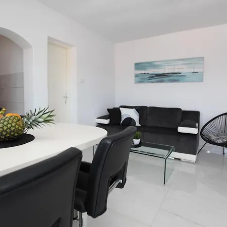 With Terrace And Sea View - Lucic Apartament