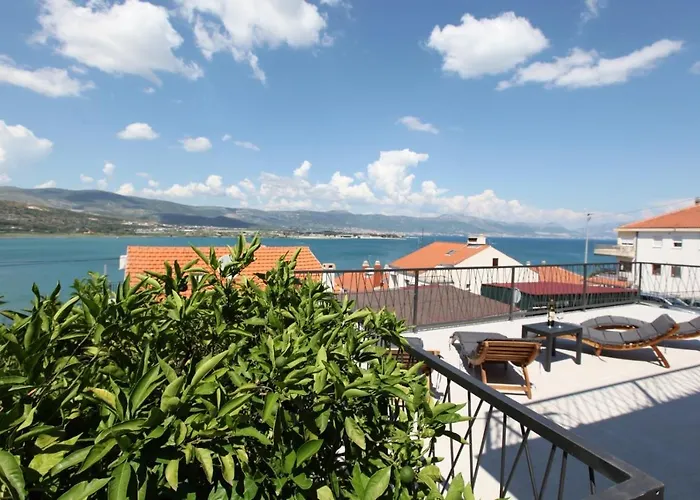 With Terrace And Sea View - Lucic Appartement *