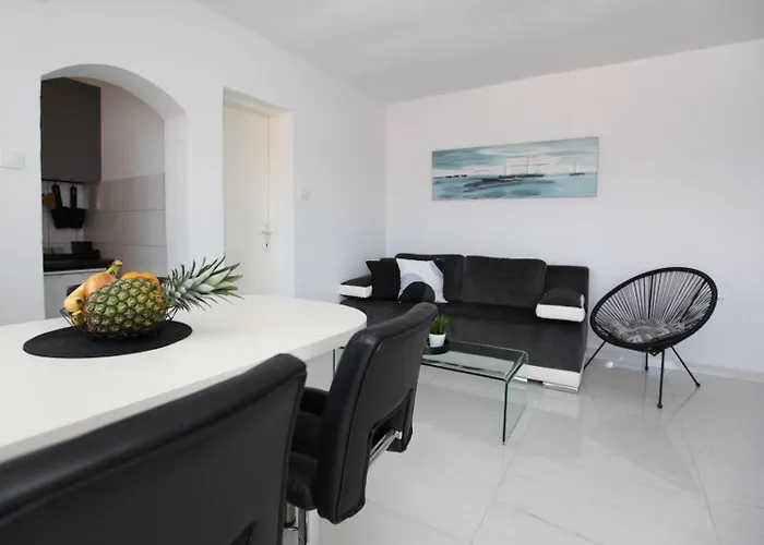 With Terrace And Sea View - Lucic Apartament