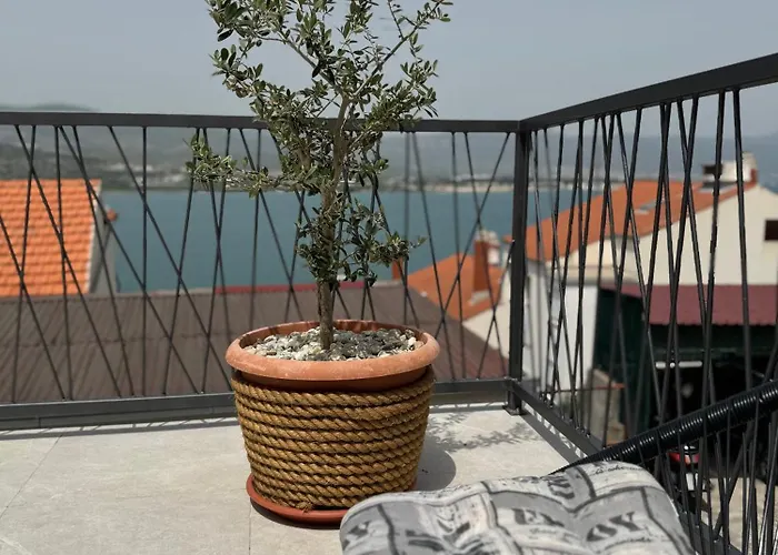 With Terrace And Sea View - Lucic Apartament *