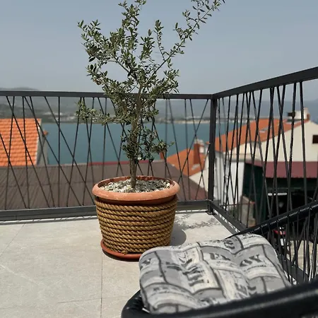 With Terrace And Sea View - Lucic דירה *