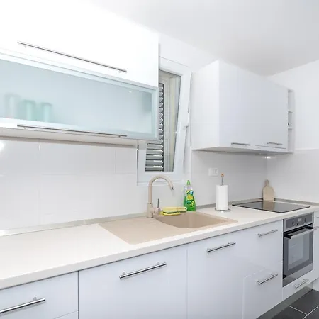 דירה With Terrace And Sea View - Lucic טרוגיר